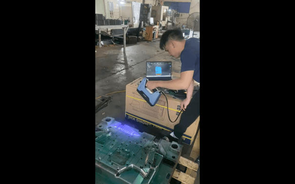 LONG NHÂN staff is scanning a large cooling fan part with EinScan Pro 2X 2020