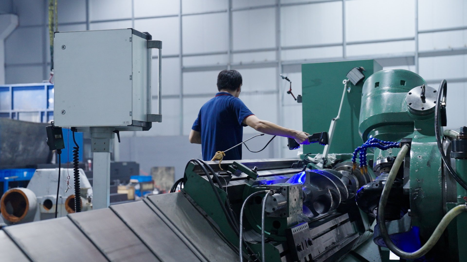 A technician 3D scanning and simultaneously checking their computer screen.