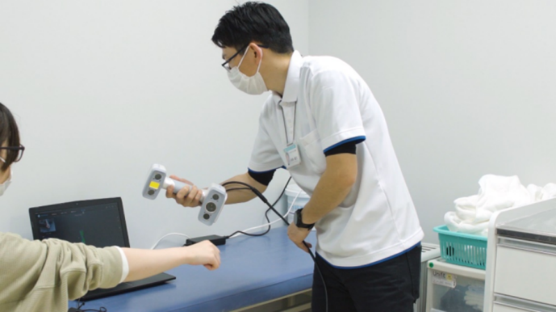 Scanning a patient’s arm using the EinScan H 3D scanner