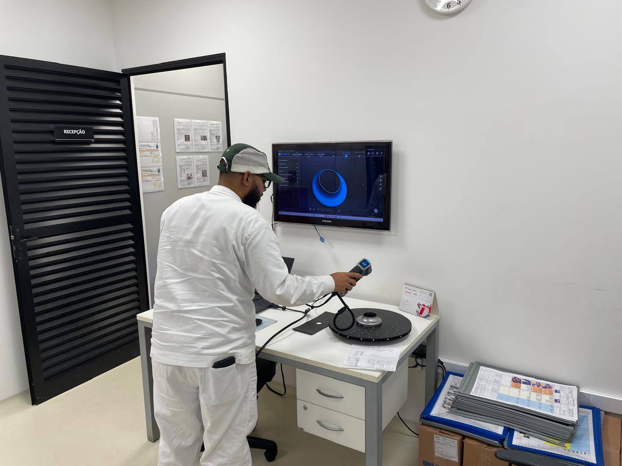 A YUTAKA employee scans a part with the FreeScan Combo.